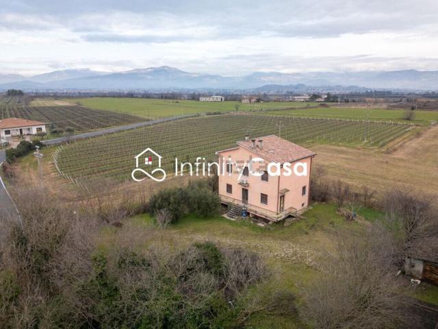 Villetta indipendente in vendita di 683 m² in Via Gardesane