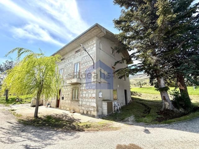 Villetta bifamiliare in vendita di 700 m² in Contrada Tutoglio
