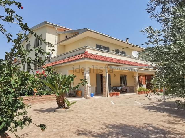 Villetta indipendente in vendita di 720 m² in Via Ceracoli, 1038