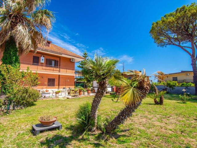 Villetta indipendente in vendita di 730 m² in Via Aristide Faccioli, 142