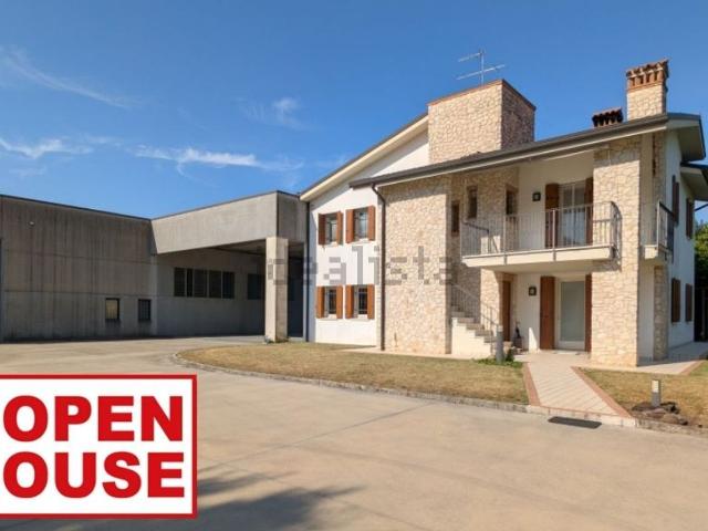 Villetta indipendente in vendita di 805 m² in Via Martiri della Libertà