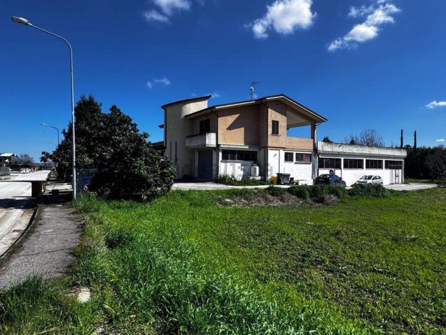 Villetta indipendente in vendita di 850 m² in Via Manlio Massini, 5