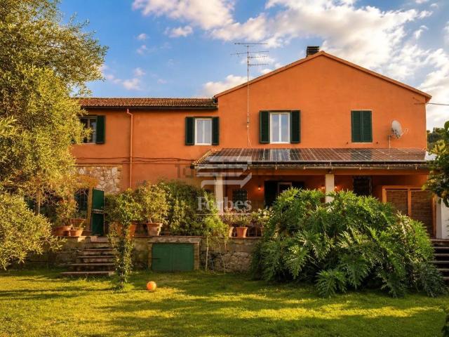 Case e ville in vendita di 858 m²