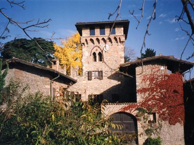 Villetta indipendente in vendita di 870 m² in Via Cesare Battisti