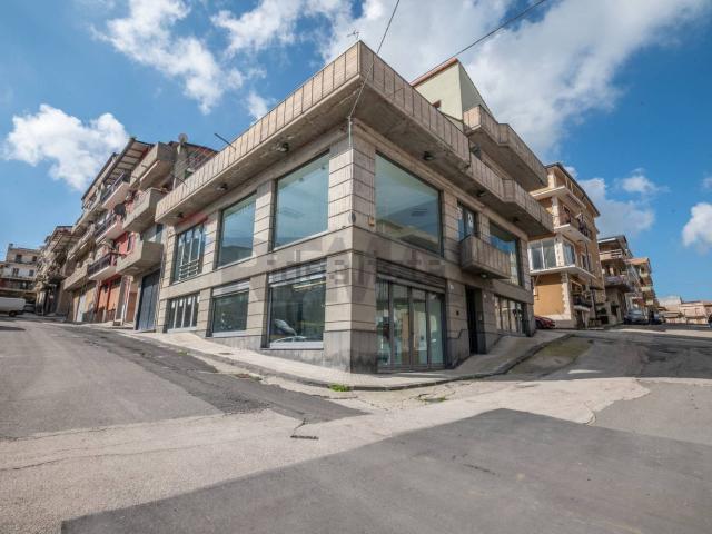 Villetta indipendente in vendita di 910 m² in Via Ugo Foscolo, 18