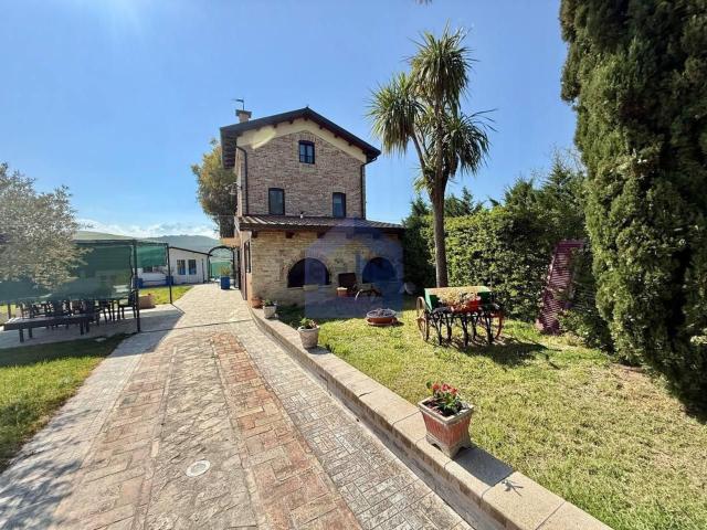 Villetta indipendente in vendita di 10000 m² in Via Castellata