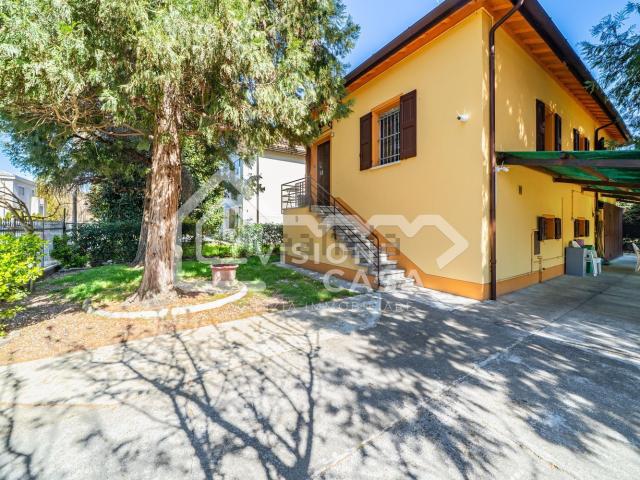 Villetta indipendente in vendita di 108 m² in Via Dante Alighieri