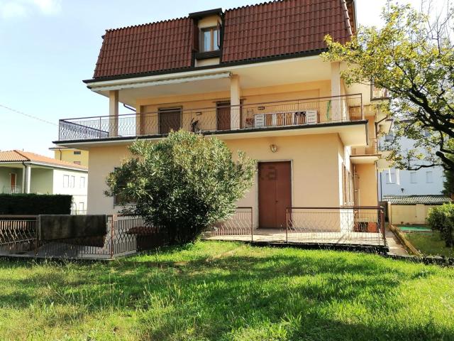 Villetta indipendente in vendita di 1108 m² in Via Verdi