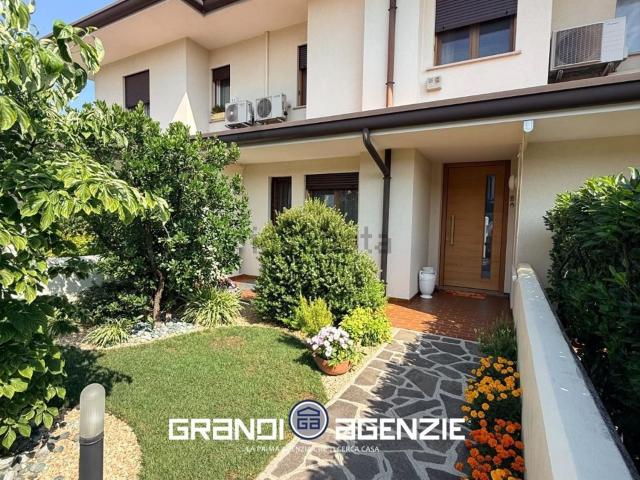 Villetta indipendente in vendita di 115 m² in Via dei Salici, 18