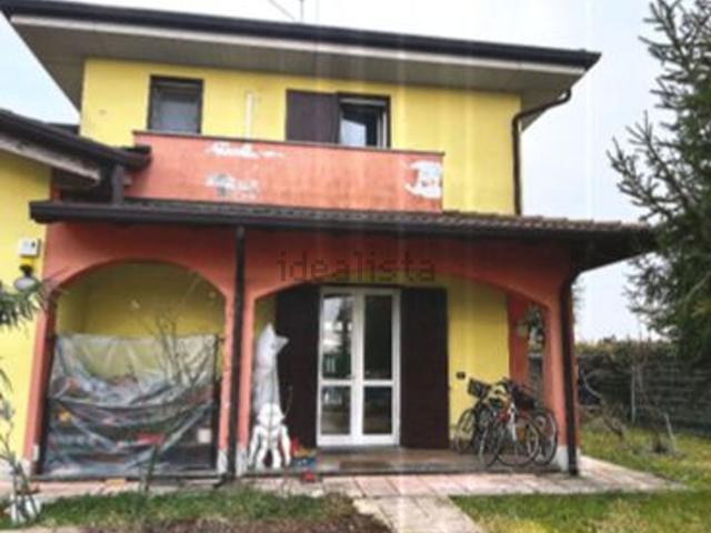 Case e ville in vendita di 122 m² in Via Besutti, 3
