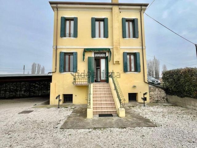 Villetta indipendente in vendita di 130 m² in Via Luppia Alberi