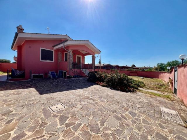 Villetta indipendente in vendita di 130 m² in Via Massa Carrara