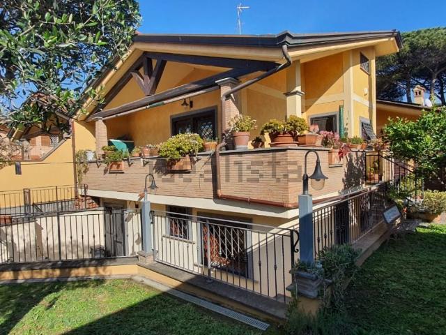Villetta indipendente in vendita di 130 m² in Via Umberto Giordano
