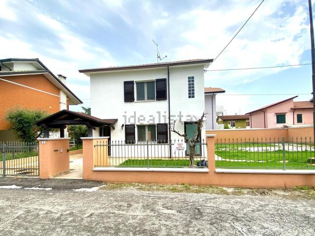 Villetta indipendente in vendita di 132 m² in Via Grazia Deledda, 5