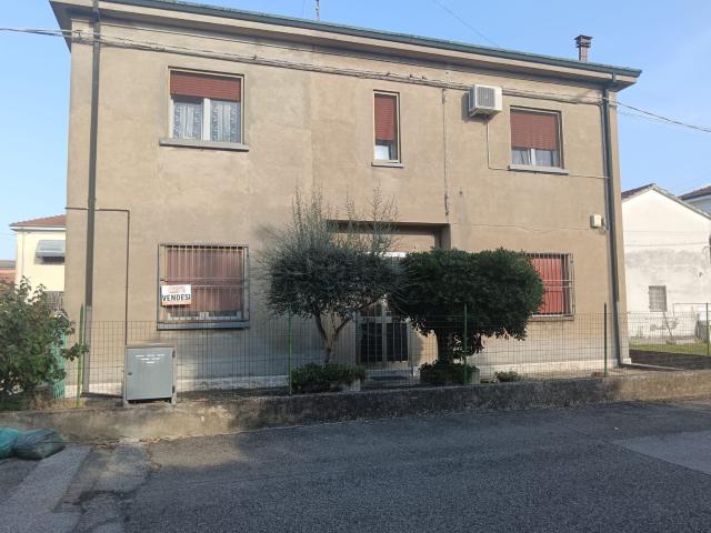 Villetta indipendente in vendita di 135 m² in Via Cesare Battisti