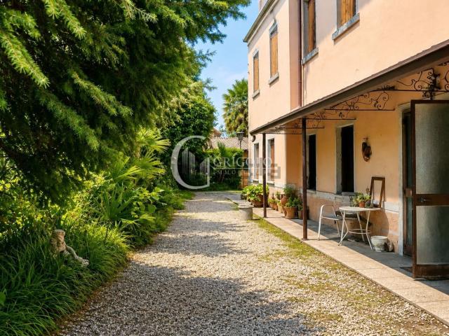 Villetta indipendente in vendita di 194 m² in Via Piavesella