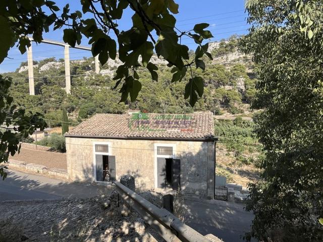 Villetta indipendente in vendita di 1388 m² in Via Fiumara, 17
