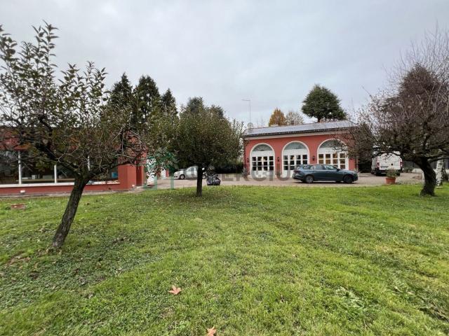 Villetta indipendente in vendita di 140 m² in Via Bassa
