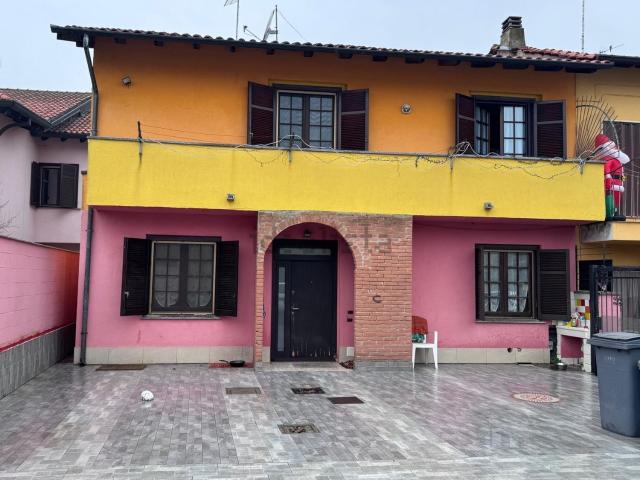 Villetta indipendente in vendita di 140 m² in Via Gravellona