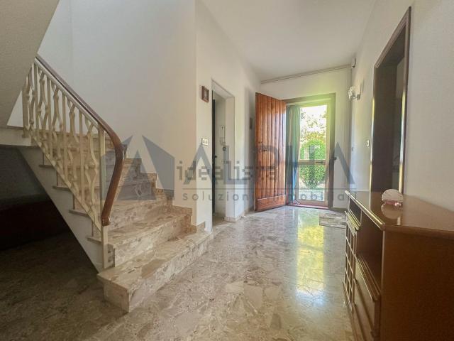 Villetta indipendente in vendita di 140 m² in Via Guiccioli