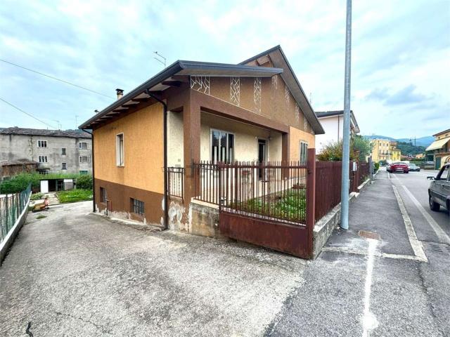 Villetta indipendente in vendita di 140 m² in Via Roma