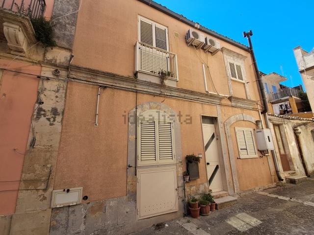 Villetta indipendente in vendita di 140 m² in Via Teocrito, 7