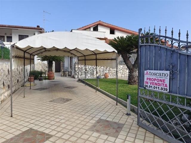 Villetta indipendente in vendita di 140 m² in Via Teseo