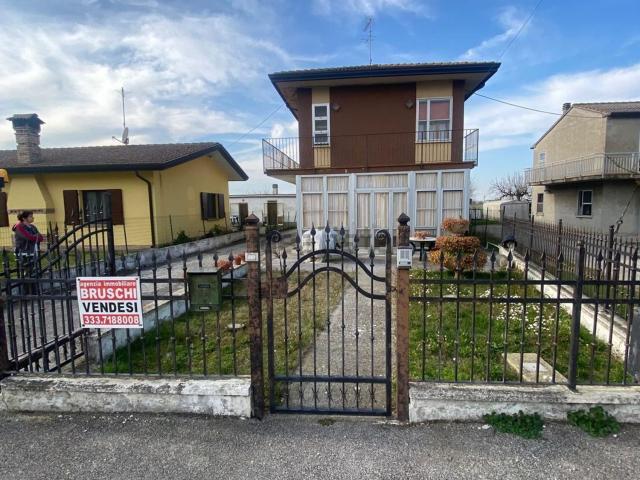 Villetta indipendente in vendita di 144 m² in Via Lazio