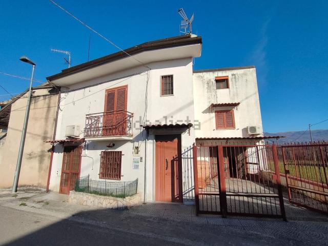 Villetta indipendente in vendita di 145 m² in Via Regia