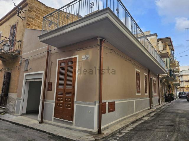 Villetta indipendente in vendita di 148 m² in Viale Europa, 100
