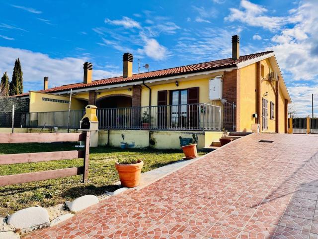 Villetta indipendente in vendita di 150 m² in Via Cassiano