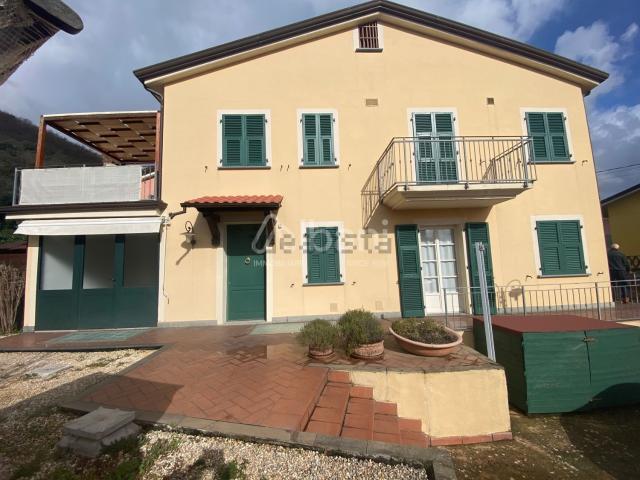 Villetta indipendente in vendita di 150 m² in Via Ameglia, 105