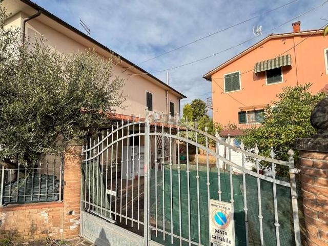 Villetta indipendente in vendita di 150 m² in Via di Montecarlo