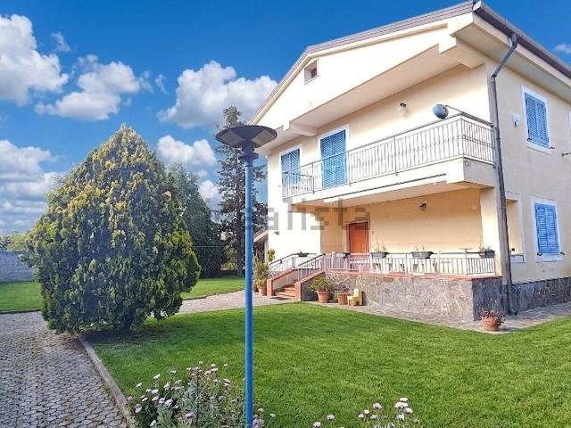 Villetta indipendente in vendita di 150 m² in Via Foce Sele