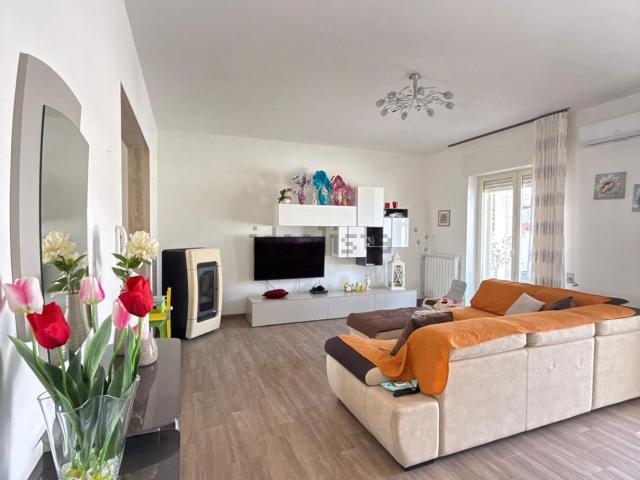 Villetta indipendente in vendita di 150 m² in Via Lago di Albano