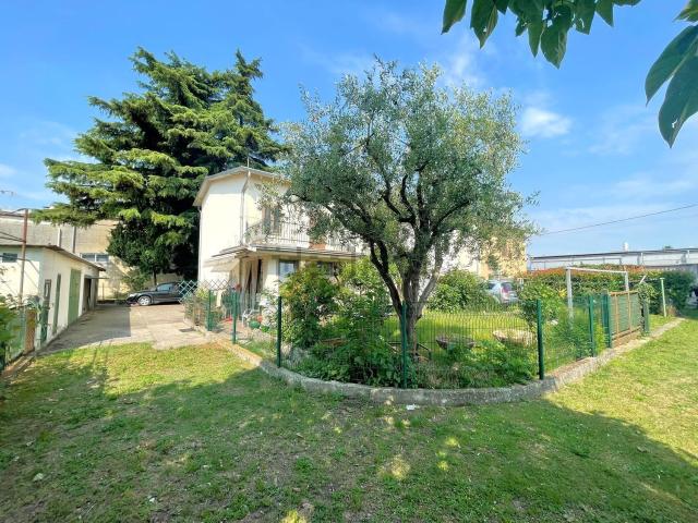Villetta indipendente in vendita di 150 m² in Via San Pio X