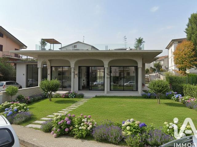 Villetta indipendente in vendita di 150 m² in Via R. Lombardi