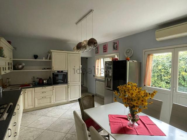 Villetta indipendente in vendita di 150 m² in Via Val d&apos Enza