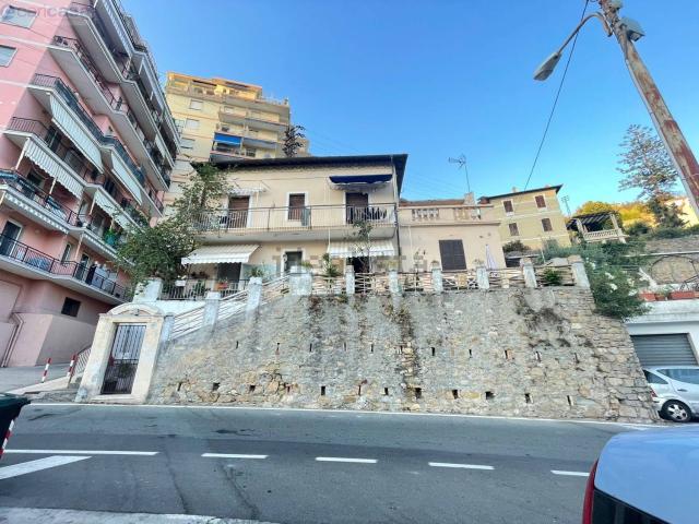 Villetta indipendente in vendita di 155 m² in Via Dante Alighieri, 52