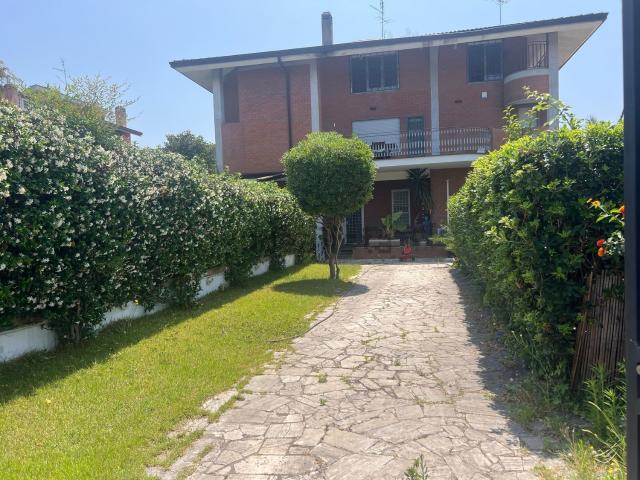 Villetta indipendente in vendita di 160 m² in Via Corinna