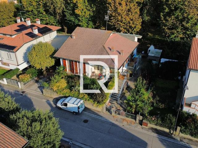 Villetta indipendente in vendita di 160 m² in Via Salvo D&apos Acquisto, 3