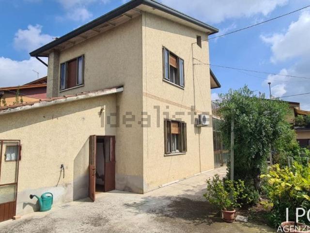 Villetta indipendente in vendita di 160 m² in Via Val d&apos Aosta