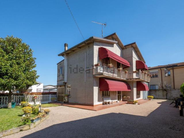 Villetta indipendente in vendita di 164 m² in Via Alessandro Volta