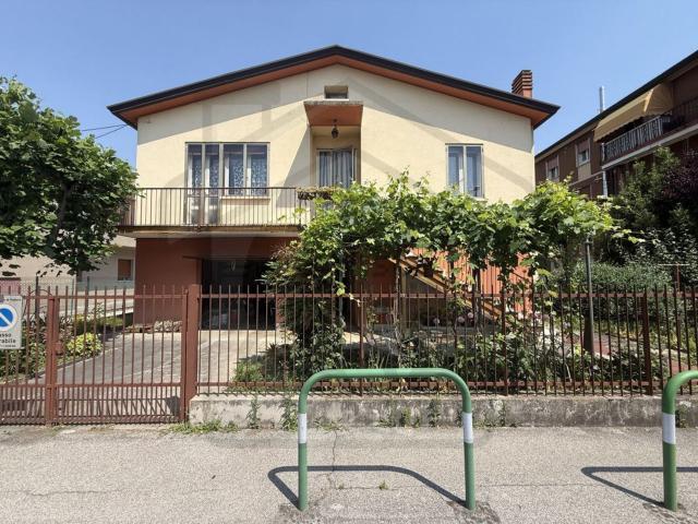 Villetta indipendente in vendita di 165 m² in Via Guizza