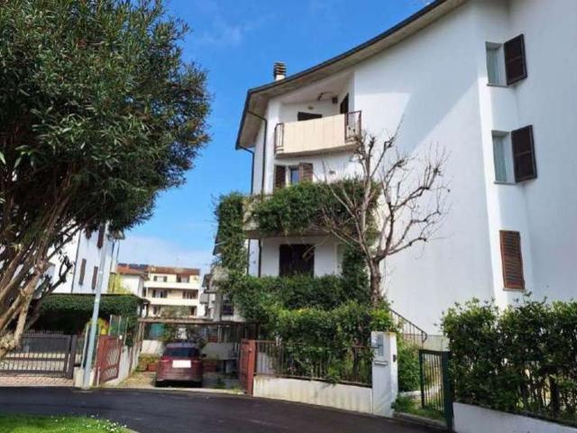 Villetta indipendente in vendita di 167 m² in Via Amleto Bertoni