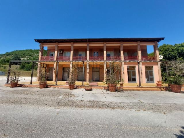 Villetta indipendente in vendita di 17000 m² in Via della Spina