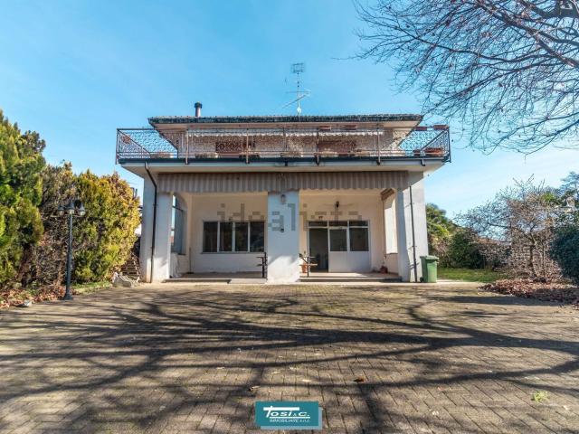 Villetta indipendente in vendita di 170 m² in Via Borgomanero