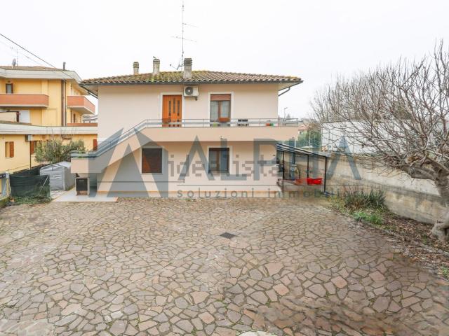 Villetta indipendente in vendita di 170 m² in Via Loreta