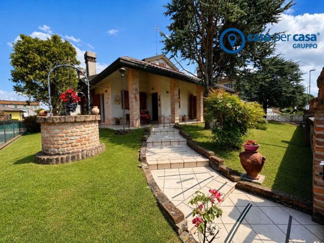 Villetta indipendente in vendita di 170 m² in Via S.Mongini