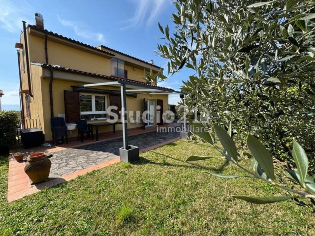 Villetta indipendente in vendita di 170 m² in Via U. Foscolo
